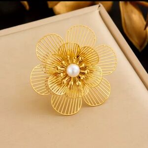 18k Gold plated steel Floral Pearl Accent ring